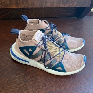 Lightweight adidas tennis shoes. Gently worn, size 9!